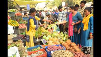 Festive shopping rush ahead of Chhath puja at Dharamshala Bazaar in Gorakhpur. (HT Photo)