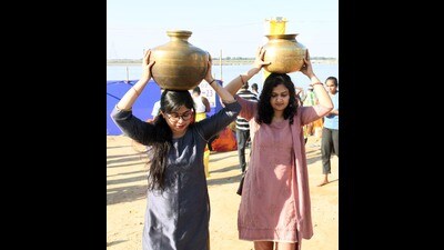 Panipat is gearing up to host Chhath Puja on Sunday, a festival dedicated to the worship of the Sun god. Haryana chief minister Manohar Lal Khattar will be attending the function as the chief guest. (HT File Photo)