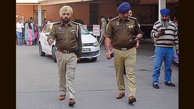 Police deputed outside DMCH, where the victim, Sambhav Jain, is being treated for his injuries. (HT PHOTO) Police deputed outside DMCH, where the victim, Sambhav Jain, is being treated for his injuries. (HT PHOTO)