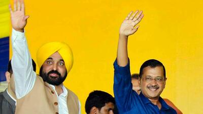 Punjab CM Bhagwant Mann with Delhi CM Arvind Kejriwal during ‘Vikas Kranti’ rally in Hoshiarpur on Saturday. (PTI) Punjab CM Bhagwant Mann with Delhi CM Arvind Kejriwal during ‘Vikas Kranti’ rally in Hoshiarpur on Saturday. (PTI)