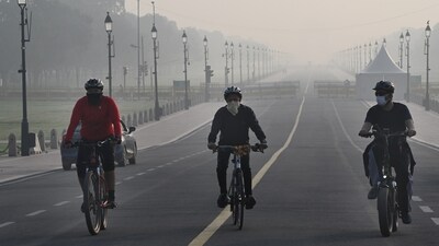 Delhi's AQI turned 'very poor' from 'severe' in an improvement on Saturday. (Hindustan Times) Delhi's AQI turned 'very poor' from 'severe' in an improvement on Saturday. (Hindustan Times)