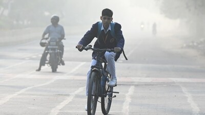 Students heading to school on a smoggy morning amidst rising air pollution levels in Noida on Saturday. (Sunil Ghosh/HT Photo) Students heading to school on a smoggy morning amidst rising air pollution levels in Noida on Saturday. (Sunil Ghosh/HT Photo)