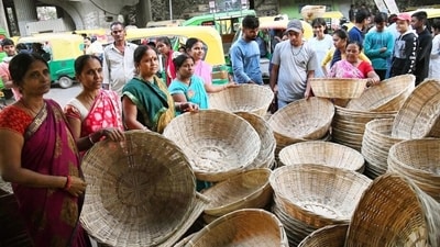 Devotees, on the second day, spend the morning doing shopping of essentials required for the puja. in Patna, the devotees crowded the markets for buying jute baskets. (Santosh Kumar / Hindustan Times) Devotees, on the second day, spend the morning doing shopping of essentials required for the puja. in Patna, the devotees crowded the markets for buying jute baskets. (Santosh Kumar / Hindustan Times)