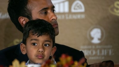 DES MOINES, IOWA - NOVEMBER 17: Republican Presidential Candidate Vivek Ramaswamy holds his son while at the Thanksgiving Family Forum at the downtown Marriott on November 17, 2023 in Des Moines, Iowa. (Getty Images via AFP) DES MOINES, IOWA - NOVEMBER 17: Republican Presidential Candidate Vivek Ramaswamy holds his son while at the Thanksgiving Family Forum at the downtown Marriott on November 17, 2023 in Des Moines, Iowa. (Getty Images via AFP)