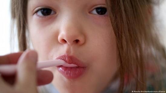 A spoonful of sugar makes the medicine go down, as they say (Mascha Brichta/dpa/picture alliance)