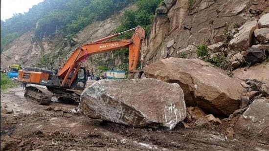 A road being cleared after landslide in Mandi district of Himachal Pradesh during the monsoon this year. Flash floods and landslides claimed 509 lives in rain-related incidents and road accidents in the state. (HT file photo)