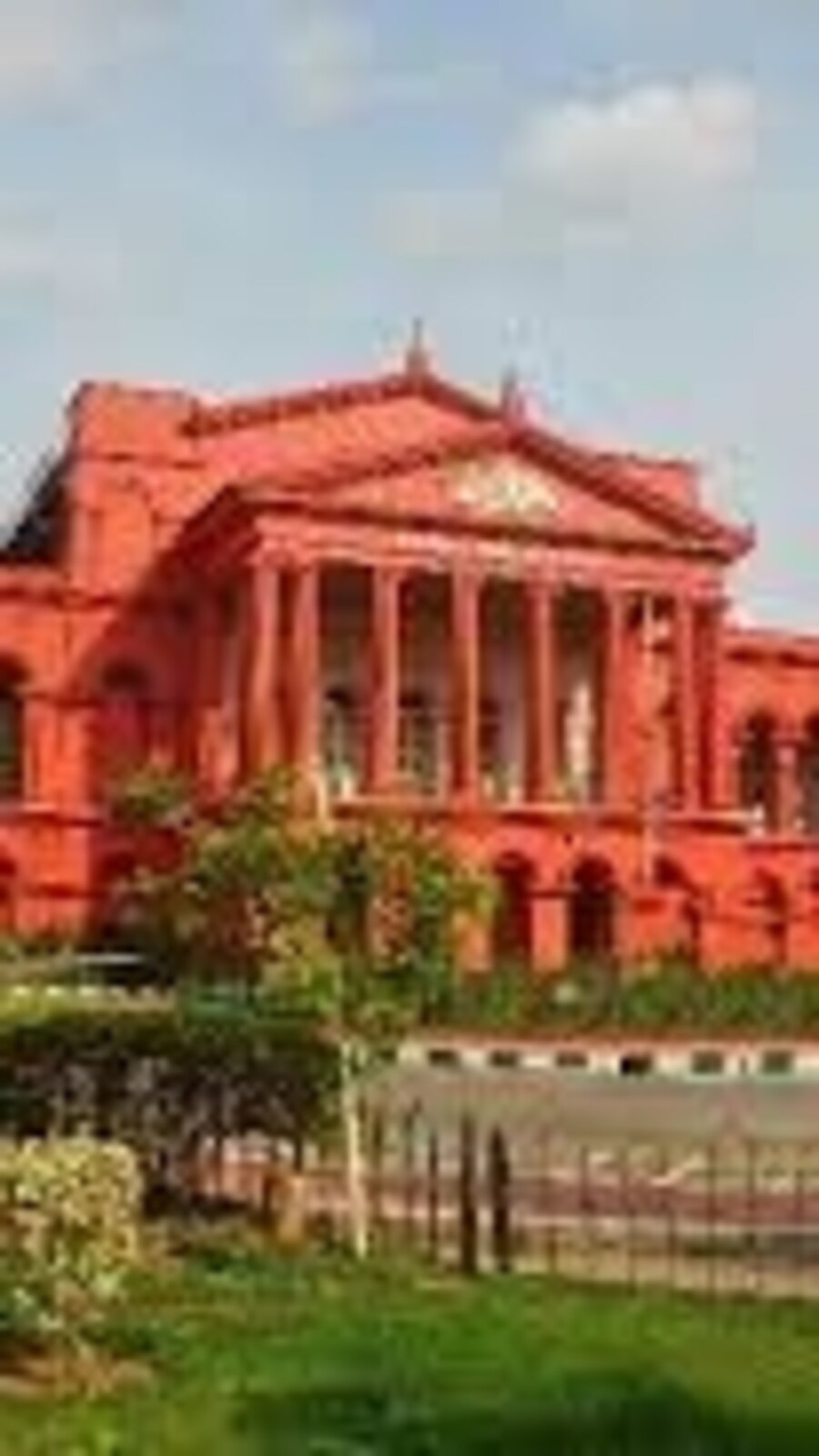 Karnataka HC allows pregnant woman to write judge exam in her home town