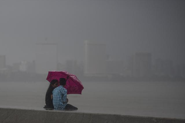 A couple at Marine Drive in Mumbai. (Pratik Chorge/HT Photo)