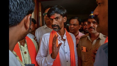 Considering the Maratha rally, deputy police commissioner (DCP Traffic) Vijaykumar Magar has made the necessary changes in traffic from Monday 6 am to 12 am. (HT PHOTO)