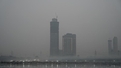 Delhi’s air quality slightly improved on Sunday but stayed in the very poor zone. (Sunil Ghosh/HT Photo) Delhi’s air quality slightly improved on Sunday but stayed in the very poor zone. (Sunil Ghosh/HT Photo)