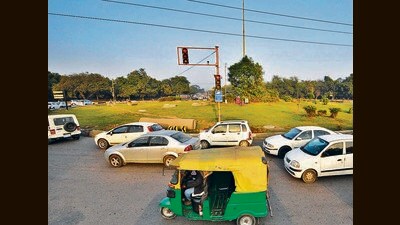 Member secretary of Chandigarh Pollution Control Committee and chief conservator of forests TC Nautiyal explained, “Roundabouts are places with high traffic volume, where traffic is slow and emissions are maximum. (HT Photo) Member secretary of Chandigarh Pollution Control Committee and chief conservator of forests TC Nautiyal explained, “Roundabouts are places with high traffic volume, where traffic is slow and emissions are maximum. (HT Photo)
