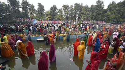 New Delhi, India - Nov. 19, 2023: Devotees offer prayers on the Sanjay Jheel Park during celebrations of 'Chhath Puja' festival, at Laxmi Bai Nagar, in New Delhi, India, on Sunday, November 19, 2023. (Photo by Sanjeev Verma/ Hindustan Times) (Hindustan Times) New Delhi, India - Nov. 19, 2023: Devotees offer prayers on the Sanjay Jheel Park during celebrations of 'Chhath Puja' festival, at Laxmi Bai Nagar, in New Delhi, India, on Sunday, November 19, 2023. (Photo by Sanjeev Verma/ Hindustan Times) (Hindustan Times)