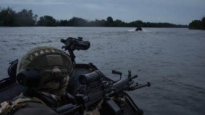 Russia-Ukraine War: Ukrainian soldiers navigate on the Dnipro river by boat at the frontline near Kherson, Ukraine. (AP) Russia-Ukraine War: Ukrainian soldiers navigate on the Dnipro river by boat at the frontline near Kherson, Ukraine. (AP)