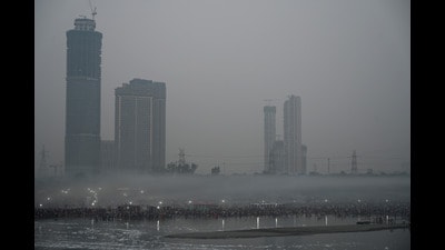 Smog covers Kalindi Kunj in New Delhi on Sunday. (Sunil Ghosh/HT Photo) Smog covers Kalindi Kunj in New Delhi on Sunday. (Sunil Ghosh/HT Photo)