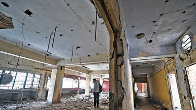 The state of buildings in Ghaffar Market also tells the tale of the slow progress made in improving structural safety and earthquake preparedness in the city. (Sanchit Khanna/ HT Photo)