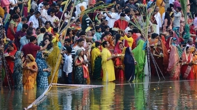 North Indian community celebrates Chhath Puja at Brahamand Lake, Ghodbander Road, Thane, Mumbai on Sunday. (Praful Gangurde/HT Photo )