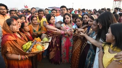 Devotees performing Chhath rituals in Bihar's Patna. (Santosh Kumar/HT Photo)