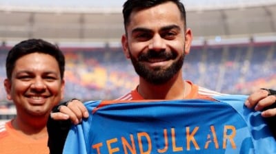 Sachin Tendulkar gifted Virat Kohli a special jersey. Sachin Tendulkar gifted Virat Kohli a special jersey.