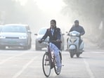 Students going to school in a smoggy morning amid rising levels of air pollution, in Noida. (Sunil Ghosh /Hindustan Times) Students going to school in a smoggy morning amid rising levels of air pollution, in Noida. (Sunil Ghosh /Hindustan Times)