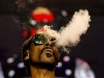 Snoop Dogg, the acclaimed rapper whose image has long been tied to his professed love of marijuana, on November 16 said he's giving up smoking.
"After much consideration & conversation with my family, I've decided to give up smoke. Please respect my privacy at this time," he posted across his social media platforms.
It was not clear if Snoop meant he was giving up smoking in all its forms, and if he meant he was giving up weed altogether. (Photo by Anna KURTH / AFP)