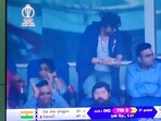 SRK picks up cup for Asha Bhosle. SRK picks up cup for Asha Bhosle.