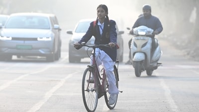 Students going to school in a smoggy morning amid rising levels of air pollution, in Noida. (Sunil Ghosh /Hindustan Times) Students going to school in a smoggy morning amid rising levels of air pollution, in Noida. (Sunil Ghosh /Hindustan Times)