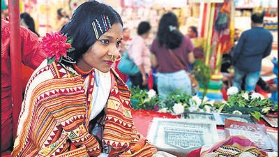 A weaver from Odisha embroiders a shawl at her stall set up at the India International Trade Fair. (HT PHOTO) A weaver from Odisha embroiders a shawl at her stall set up at the India International Trade Fair. (HT PHOTO)