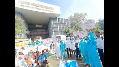 According to the protesters, the NHM staff has been working on a contractual basis for the past 18 years and all staff should be considered for permanent jobs. (HT PHOTO) According to the protesters, the NHM staff has been working on a contractual basis for the past 18 years and all staff should be considered for permanent jobs. (HT PHOTO)