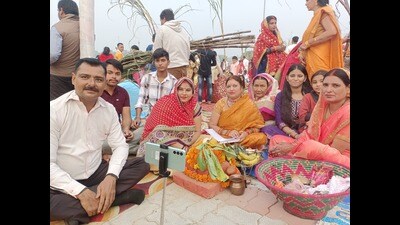 As devotees reluctantly made their way back home, they eagerly anticipated the arrival of Chhath next year. (HT Photo) As devotees reluctantly made their way back home, they eagerly anticipated the arrival of Chhath next year. (HT Photo)