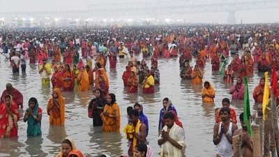 Chhath devotees performing rituals in Ganga river on the occasion of Chhath Puja festival at Digha Ghat in Patna on November 20, 2023. (Santosh Kumar / Hindustan Times)