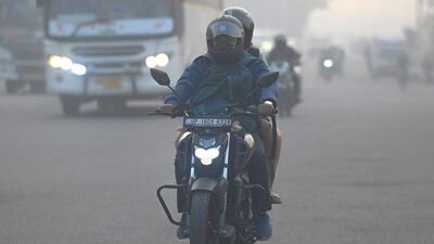 Commuters cover their faces to shield themselves from the pollution on a smoggy Monday morning. Pollution control board officials blamed the rise in air pollution on the colder weather conditions. (Sunil Ghosh/HT Photo) Commuters cover their faces to shield themselves from the pollution on a smoggy Monday morning. Pollution control board officials blamed the rise in air pollution on the colder weather conditions. (Sunil Ghosh/HT Photo)