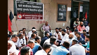 Social worker Baba Adhav addressed the protestors who gathered in front of the Market Yard office of Pune Mathadi Board at around 10.30 am. (RAHUL RAUT/ HT PHOTO)