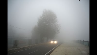 Thick fog engulfs Srinagar, temperature dips to sub-zero (Waseem Andrabi/ht) Thick fog engulfs Srinagar, temperature dips to sub-zero (Waseem Andrabi/ht)
