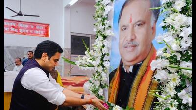 U.P. BJP vice president Pankaj Singh paying floral tribute to party leader Ashutosh Tandon in Lucknow on Nov 20. (Sourced) U.P. BJP vice president Pankaj Singh paying floral tribute to party leader Ashutosh Tandon in Lucknow on Nov 20. (Sourced)