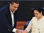 Mukesh Ambani with West Bengal chief minister Mamata Banerjee during the inauguration of the Bengal Global Business Summit in Kolkata on Tuesday. (AFP)