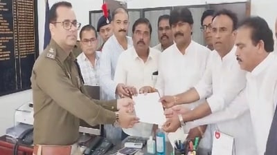 Congress leaders hand over memo to police. (ANI) Congress leaders hand over memo to police. (ANI)
