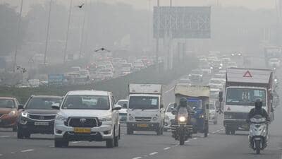 Delhi is under the grip of a sustained severely polluted air, with the AQI in the very poor zone for the past four days. (Parveen Kumar/HT Photo) Delhi is under the grip of a sustained severely polluted air, with the AQI in the very poor zone for the past four days. (Parveen Kumar/HT Photo)