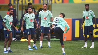 Brazil forward Raphinha (2-R) controls the ball during a training session in Teresopolis, Rio de Janeiro, Brazil on November 20, 2023, ahead of the FIFA World Cup 2026 qualifier football match against Argentina on November 21. (AFP) Brazil forward Raphinha (2-R) controls the ball during a training session in Teresopolis, Rio de Janeiro, Brazil on November 20, 2023, ahead of the FIFA World Cup 2026 qualifier football match against Argentina on November 21. (AFP)