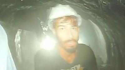 In the video, the workers, wearing yellow and white helmets, are seen receiving food items. (Sourced photo) In the video, the workers, wearing yellow and white helmets, are seen receiving food items. (Sourced photo)