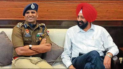 Kuldeep Singh Chahal interacting with Mandeep Singh Sidhu after taking over charge as the commissioner of police in Ludhiana. (HT Photo) Kuldeep Singh Chahal interacting with Mandeep Singh Sidhu after taking over charge as the commissioner of police in Ludhiana. (HT Photo)