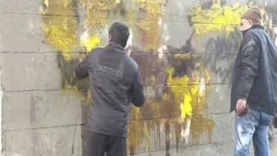 Pro-Khalistan graffiti being removed in New Delhi earlier this year. Two months after similar graffiti was found on a flyover in the national capital’s Kashmere Gate area, Delhi Police’s special cell detained a man from Kurukshetra in Haryana on Tuesday. (HT file photo)