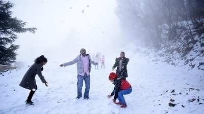 On November 27, which falls on a Monday, several offices will be closed because of Guru Nanak Jayanti, granting you a three-day opportunity to plan a getaway with your family or friends. If you're close to a hilly area and wish to enjoy snow during this extended weekend, here's a list of places you might want to consider visiting. (HT Photo/Deepak Sansta) On November 27, which falls on a Monday, several offices will be closed because of Guru Nanak Jayanti, granting you a three-day opportunity to plan a getaway with your family or friends. If you're close to a hilly area and wish to enjoy snow during this extended weekend, here's a list of places you might want to consider visiting. (HT Photo/Deepak Sansta)