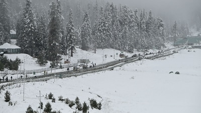 Kashmir, Jammu & Kashmir: In November, renowned destinations like Sonmarg, Gulmarg, and Pahalgam in Kashmir witness snowfall. These areas are well-known for activities such as skiing and snowboarding during this time. (HT Photo/Waseem Andrabi) Kashmir, Jammu & Kashmir: In November, renowned destinations like Sonmarg, Gulmarg, and Pahalgam in Kashmir witness snowfall. These areas are well-known for activities such as skiing and snowboarding during this time. (HT Photo/Waseem Andrabi)