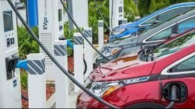 Yadav directs departments to compile data on vehicle registrations. (HT PHOTO) Yadav directs departments to compile data on vehicle registrations. (HT PHOTO)