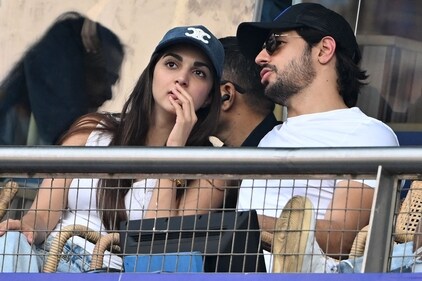 Sidharth Malhotra with Kiara Advani at the 2023 ICC Men's Cricket World Cup semi-final match between India and New Zealand at the Wankhede Stadium in Mumbai on November 15. (AFP) Sidharth Malhotra with Kiara Advani at the 2023 ICC Men's Cricket World Cup semi-final match between India and New Zealand at the Wankhede Stadium in Mumbai on November 15. (AFP)