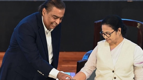 Mukesh Ambani with West Bengal chief minister Mamata Banerjee during the inauguration of the Bengal Global Business Summit in Kolkata on Tuesday. (AFP)