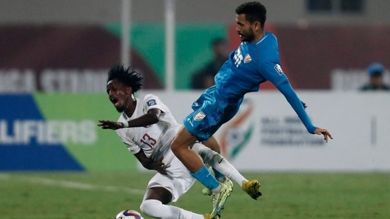 Yusuf Abdurisag in action with Naorem Mahesh Singh(REUTERS)