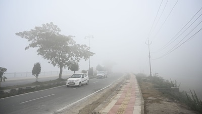 With the fog persisting, school buses and vehicles continue to face challenges in harsh winter conditions.&nbsp; (HT Photo/Waseem Andrabi)