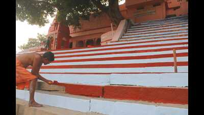 A Ganga ghat being painted and spruced up for the upcoming Dev Deepawali. (Rajesh Kumar/ht) A Ganga ghat being painted and spruced up for the upcoming Dev Deepawali. (Rajesh Kumar/ht)