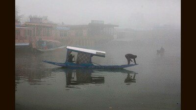A boats crosses the Dal Lake on a foggy morning in Srinagar on Wednesday (Waseem Andrabi /HT) A boats crosses the Dal Lake on a foggy morning in Srinagar on Wednesday (Waseem Andrabi /HT)